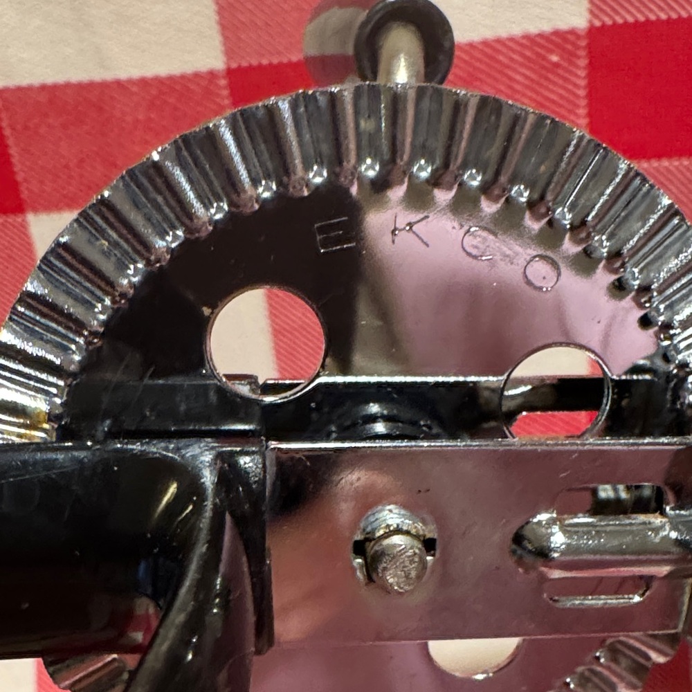 Vintage ECKO (per embossing documented) Metal Egg Beater with a Black Handle. - Picture 3 of 16